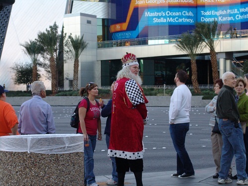 un wizzard proporciona entretenimiento libre en la tira de vegas de las