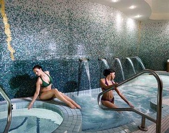 two babes in the hot tub at the luxor