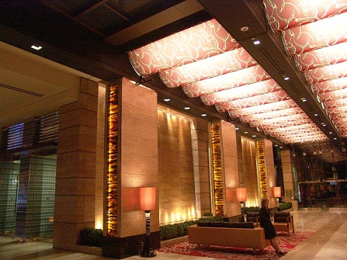 lobby shwoing luxury ceiling
