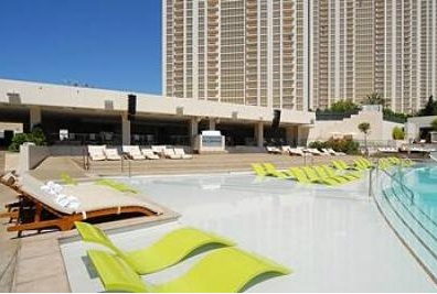 zero entry mgm swimming pool