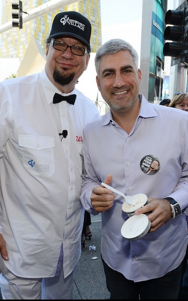 Taylor Hicks with Penn Jillette sampling ice cream
